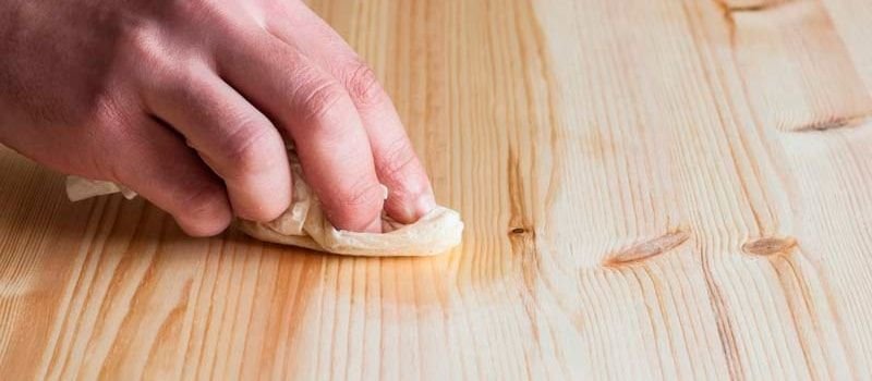 aplicar cera de abeja mueble