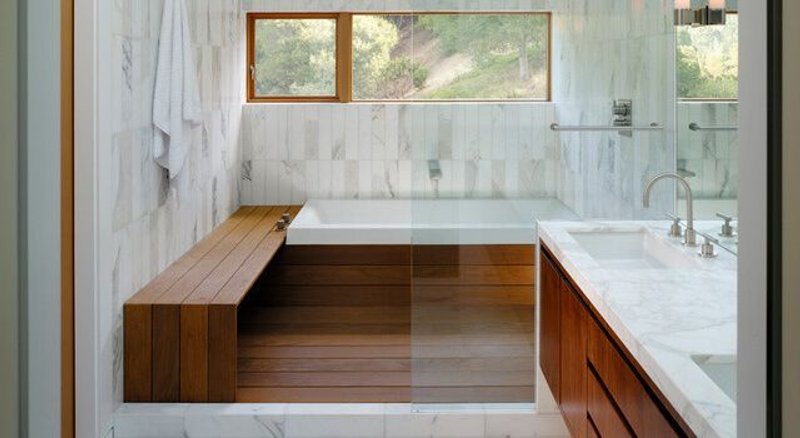 Baño en maderay mármol