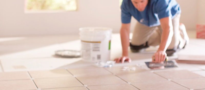 instalación suelo de baldosas