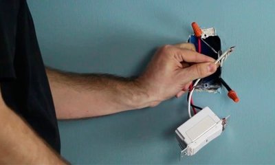 Instalar Reguladores de Luz y Controles de Ventiladores