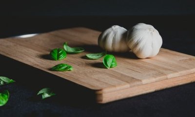 Cómo Limpiar una Tabla de Cortar de Madera o Bambú