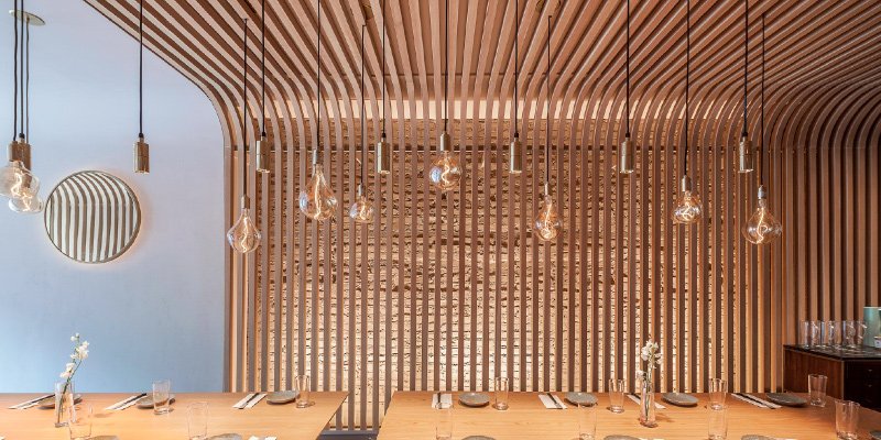 separar ambientes con listones de madera hasta el techo