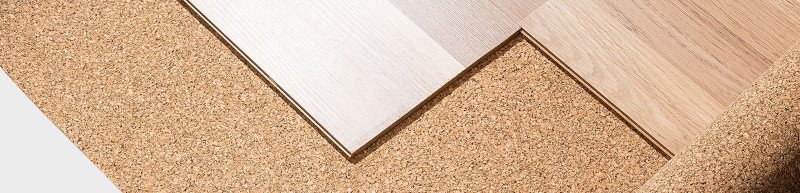 instalación de suelo laminado utilizando corcho como manta aislante