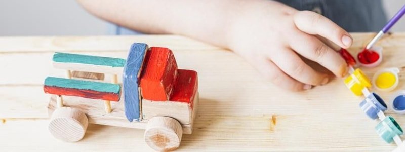 pintar juguete de madera