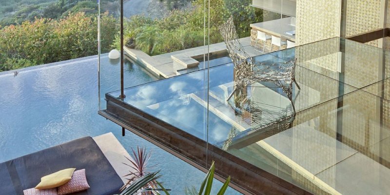 suelo de cristal transitable en una terraza exterior